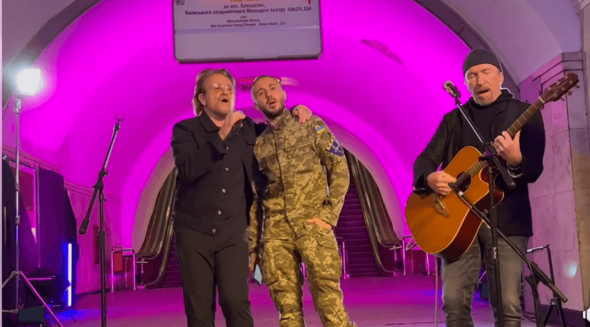 Боно от U2 пя в метрото в Киев, заедно с членовете на украинска рок група