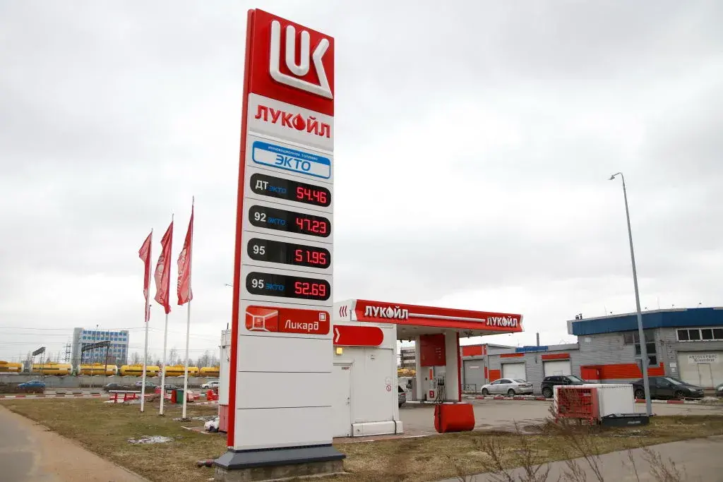 Италия пое временен контрол над рафинерията на "Лукойл"