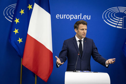 Френският президент Еманюел Макрон предупреди че може да минат десетилетия