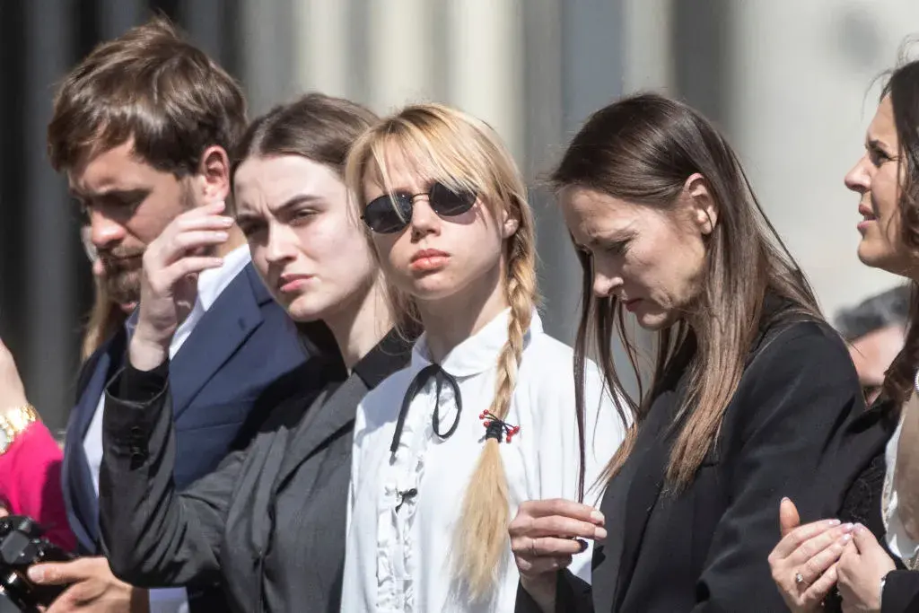 Папа Франциск се срещна със съпругите на войници, блокирани в "Азовстал"