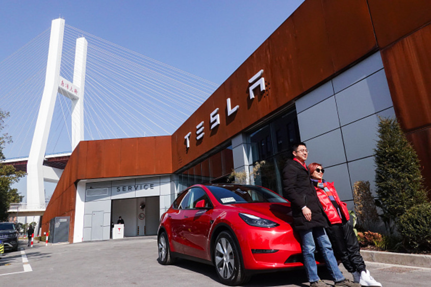 Рекорден спад на производството на автомобили в Китай, Tesla страда най-много