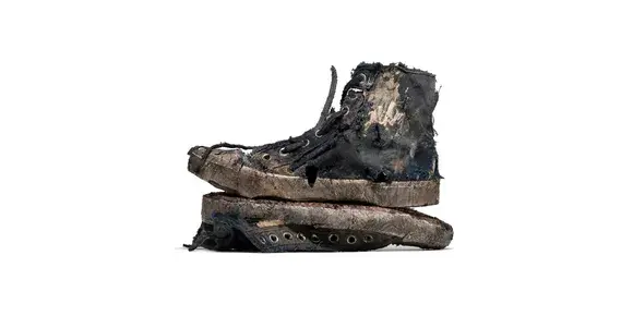 Balenciaga създаде смут с лимитирана серия от съсипани кецове за 1450 евро