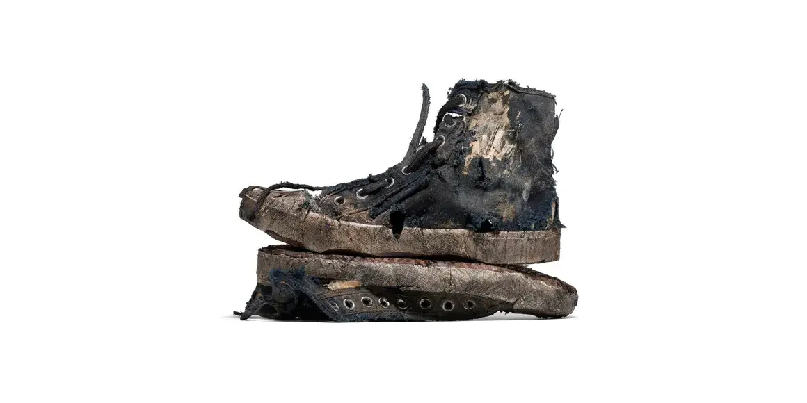 Balenciaga създаде смут с лимитирана серия от съсипани кецове за 1450 евро
