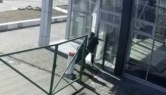 "Те са екзекутори". Кадри показват как руски войници застрелват цивилни украинци в гръб