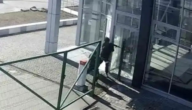 "Те са екзекутори". Кадри показват как руски войници застрелват цивилни украинци в гръб