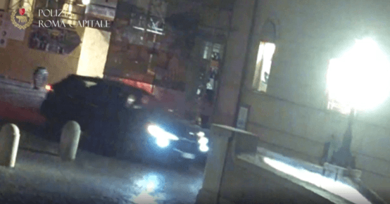 Полицията в Рим публикува кадри от странен инцидент при който