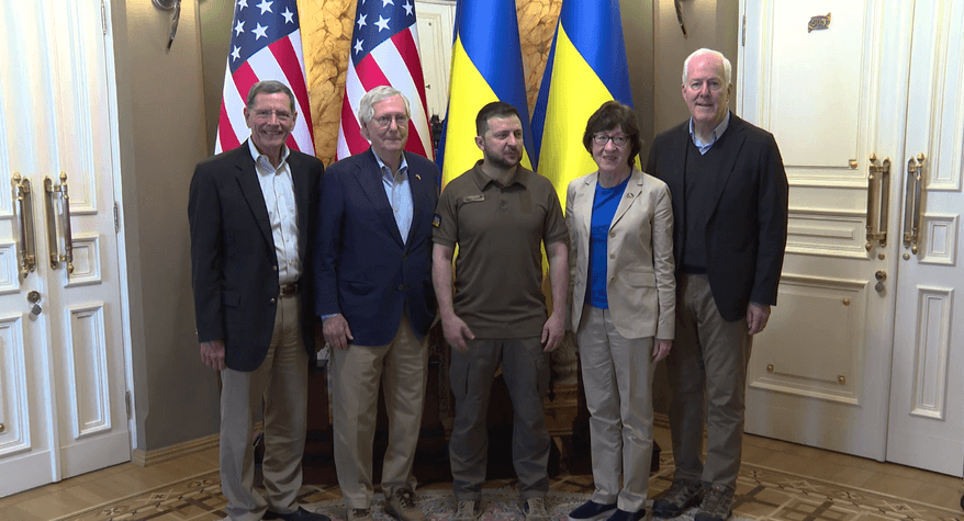 Зеленски прие Мич Макконъл и още трима републикански сенатори в Киев