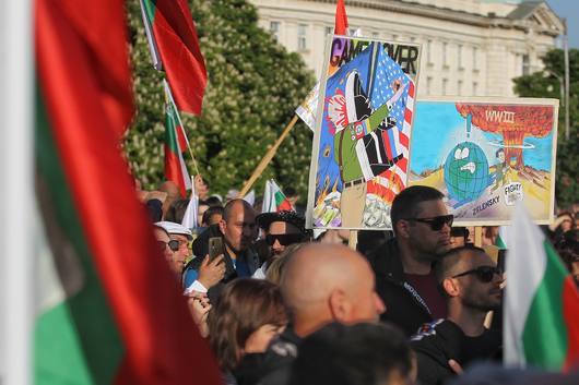 Политици и сайтове с опорки в комбина: Как руската пропаганда стига до българските читатели