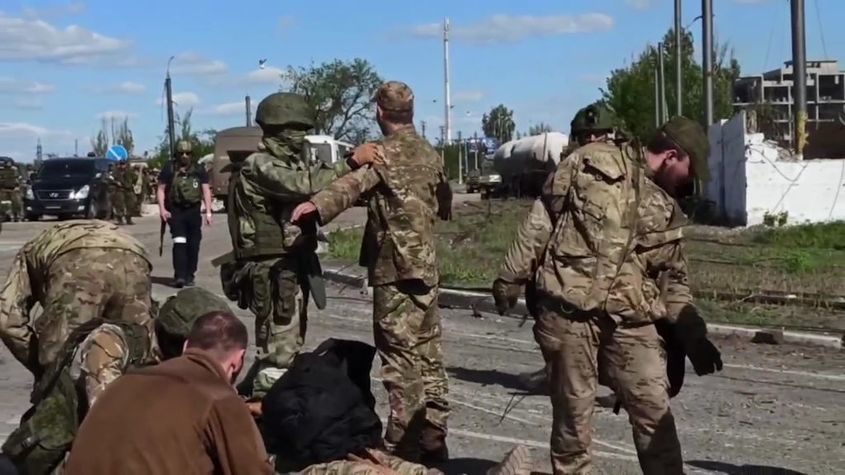 Още стотици бойци са евакуирани от "Азовстал", съдбата им обаче остава неясна
