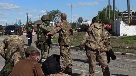 Продължава евакуацията на стотици украински бойци от стоманодобивния комбинат Азовстал в