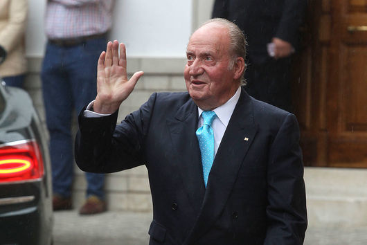 След две години изгнание бившият крал на Испания се завърна в страната