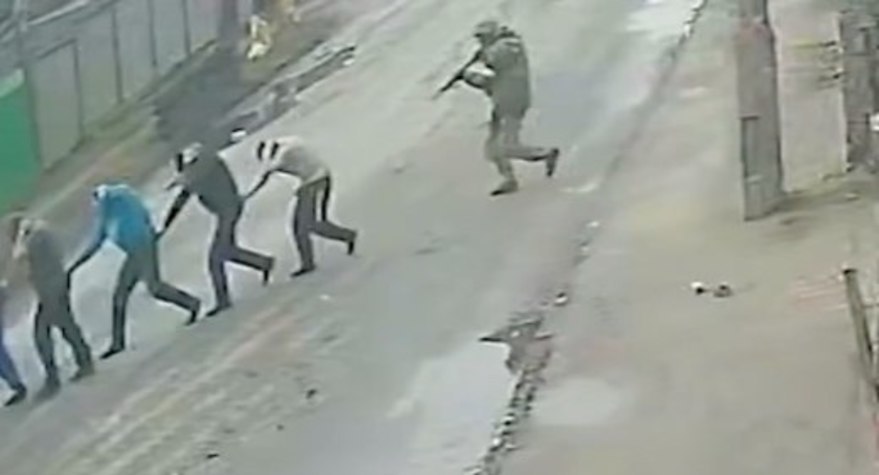 Видеозаписи документират екзекуцията на 8 души в Буча от руски войници