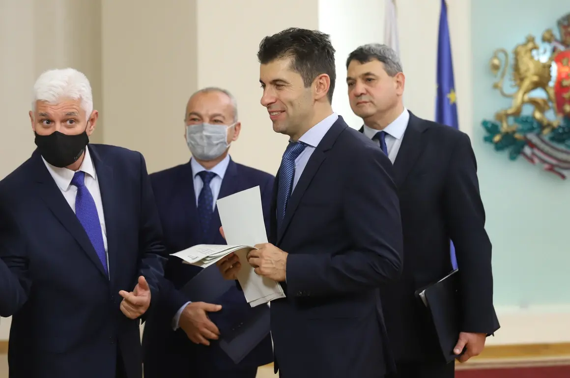 Кирил Петков поиска Радев да свика КСНС за Северна Македония