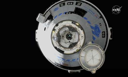 "Космическото такси" на Boeing най-после се скачи с МКС