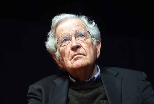 Професр Ноам Чомски американски лингвист и философ е сред интелектуалците