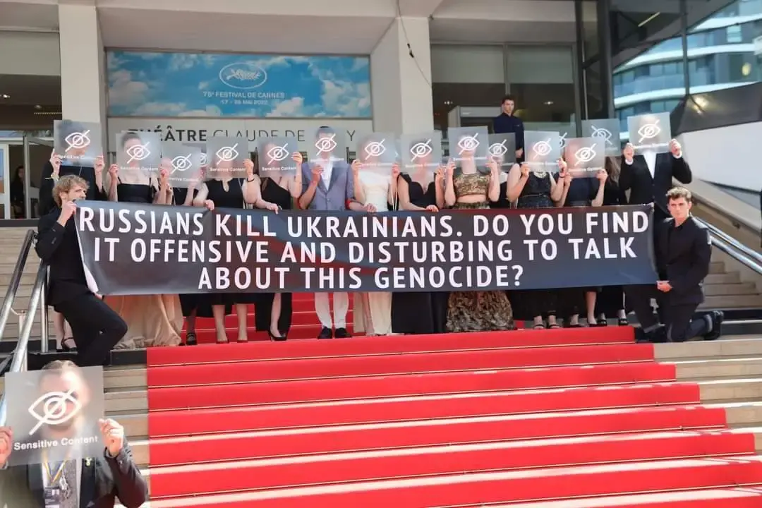 Плакат в подкрепа на Украйна и военни сирени нарушиха хармонията на червения килим в Кан
