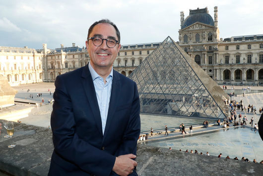 Бившият директор на Лувъра е обвинен в незаконна търговия на антики