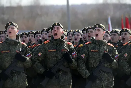 Момчетата от руската казарма, чиято майка успя да ги върне от фронта в Украйна