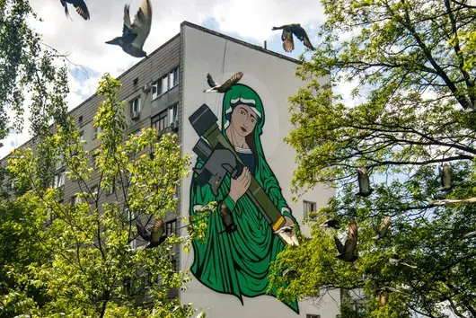 Мадоната с противотанковата ракета "Света Джавелин" смущава църквата, но помага на Украйна