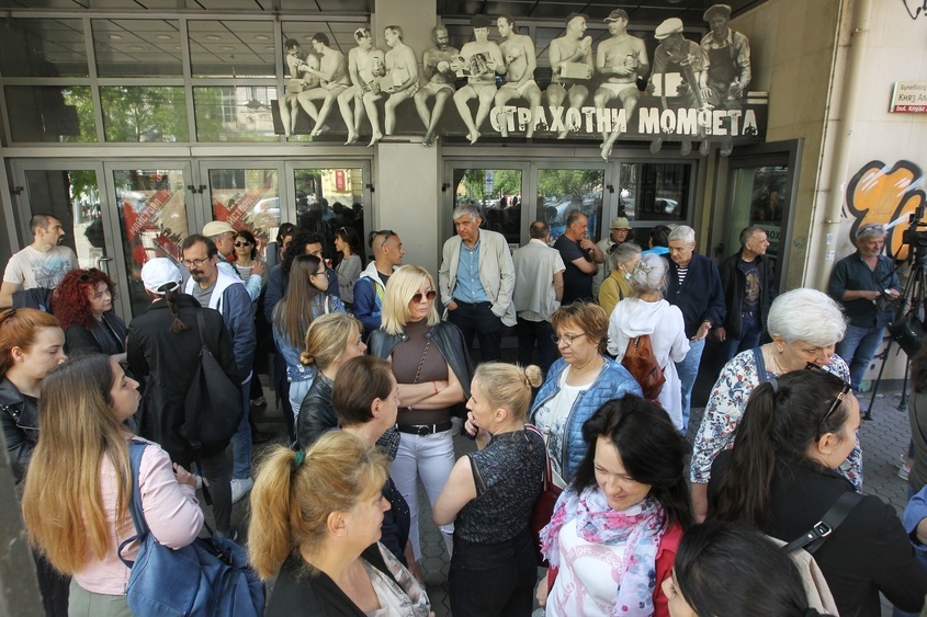 Младежки театър "Николай Бинев" излезе на протест