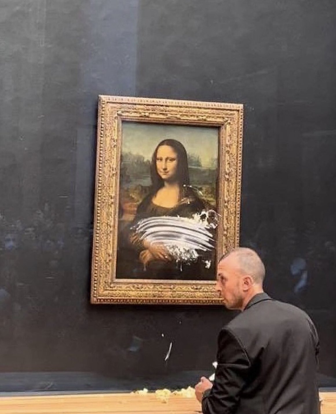 Екоактивист почерпи "Мона Лиза" с торта, за да призове: "Мислете за Земята"