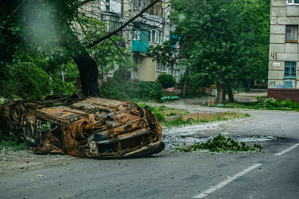 "200 бомбардировки на час": Танковете на Русия навлизат в Северодонецк