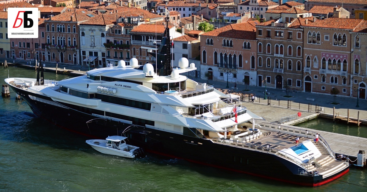 Суперяхтата Alfa Nero можеше да бъде забелязана от минувачите по