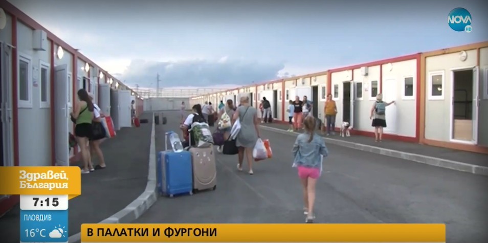 Без топла вода и храна: нощ първа за украинските бежанци във фургоните в Елхово