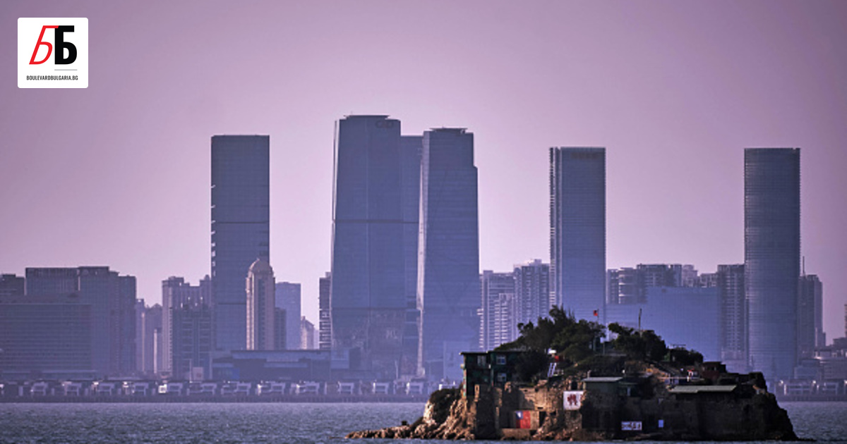 Американският флот обяви, че два военни кораба на страната са