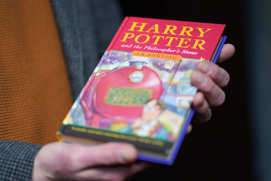 Първото издание на "Хари Потър" с автограф и печатни грешки ще бъде продадено на търг 