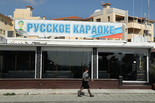 В крайбрежно кафене в Лимасол Алексей Волобоев преглежда съобщенията на