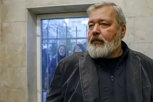 Руският журналист Дмитрий Муратов продава нобеловия си медал в помощ на Украйна
