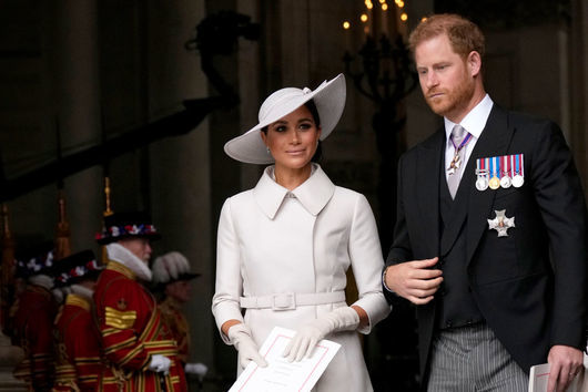 С рaвни дози овации и освирквания: Така Великобритания посрещна отново принц Хари и Меган Маркъл