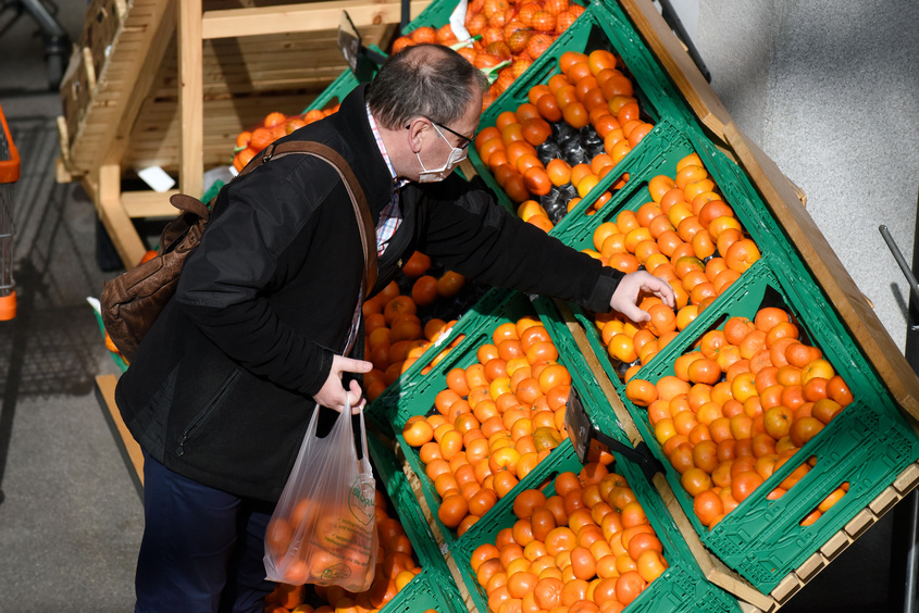 Каракачанов иска да спре вноса на плодове и зеленчуци в извънредното положение