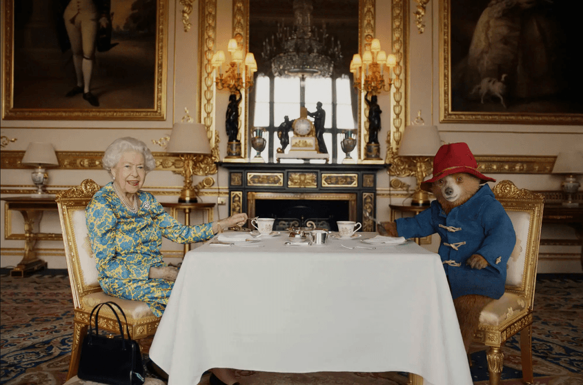 От Елизабет II до Queen: Звездният концерт в чест на кралицата започна със скеч с мечока Падингтън