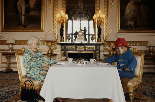 От Елизабет II до Queen: Звездният концерт в чест на кралицата започна със скеч с мечока Падингтън