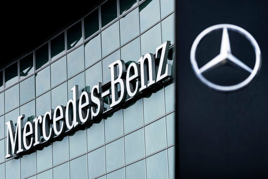 Mercedes Benz изтегля почти милион по стари превозни средства в