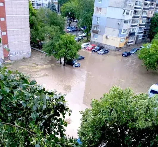 Силна буря и градушка в Русе тази сутрин