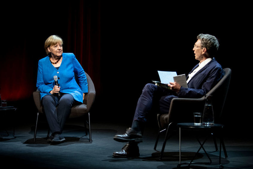 Меркел смята, че си е свършила добре работата с Путин - бившият канцлер даде първото си интервю