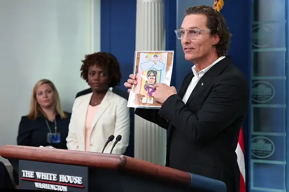 Матю Макконъхи в Белия дом: За мечтите на убитите в Тексас деца, зелените кецове и контрола над оръжията