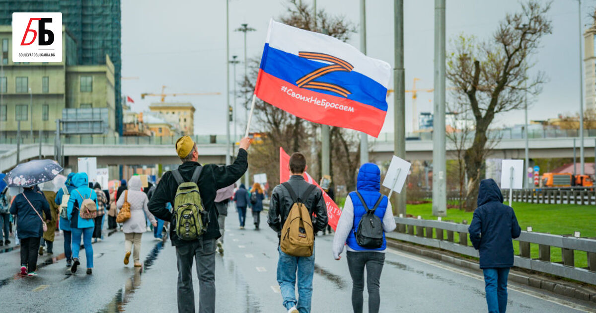 Докато руската инвазия в Украйна продължава, учителката по английски език