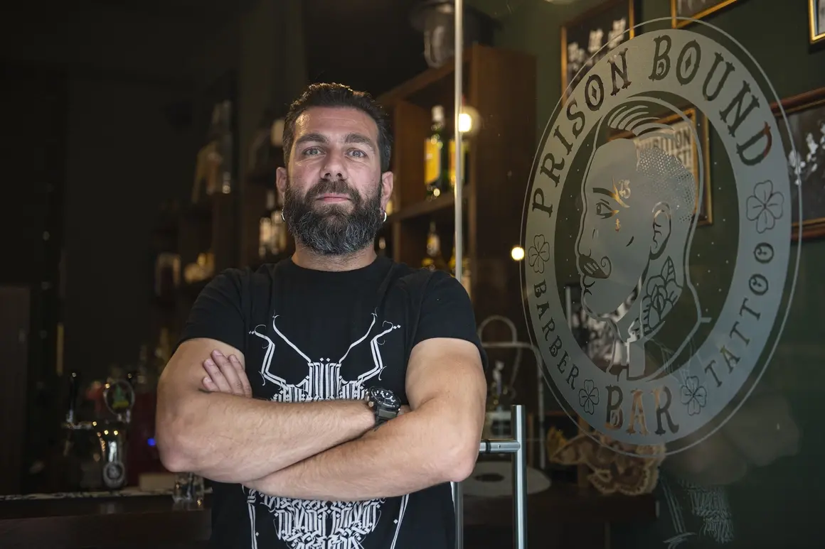 Влизат бръснар, татуист и барман в един… бизнес