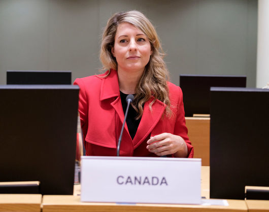 "Неприемливо": Канада критикува държавен служител заради прием в руското посолство