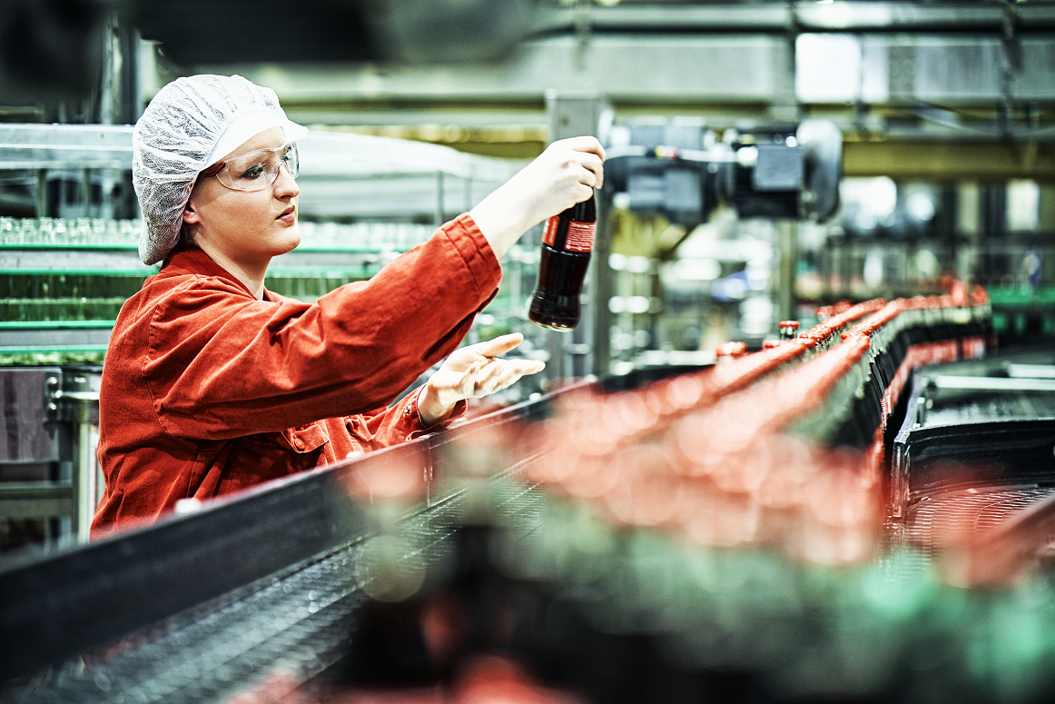 До 2030 г. Кока Кола ще събира и рециклира 100% от опаковките, които пуска, на пазара у нас - фабрика , служител
