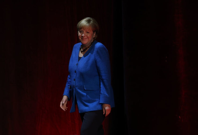 Меркел може да се включи в преговори между Москва и Киев. Но не сега