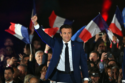 Френският държавен глава Еманюел Макрон преодоля десницата за да запази