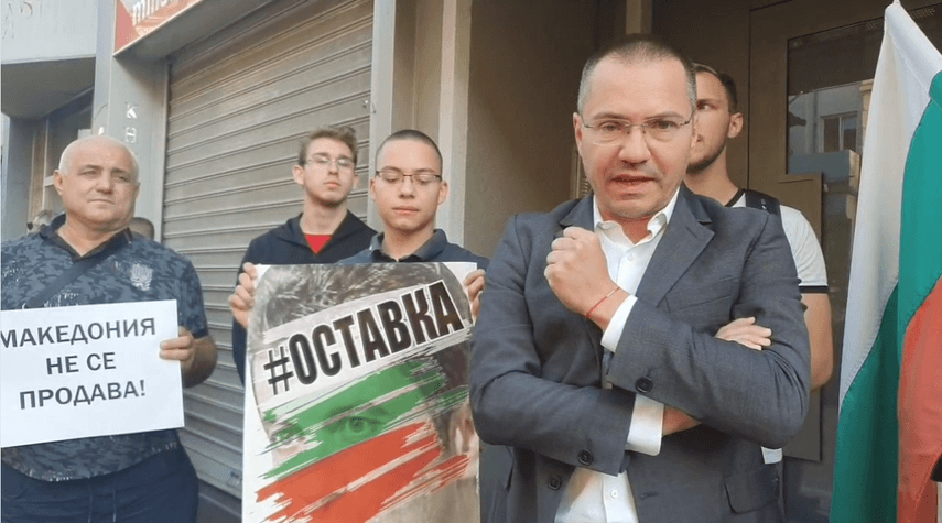 Ангел Джамбазки и привърженици на ВМРО се събраха пред дома на Кирил Петков 