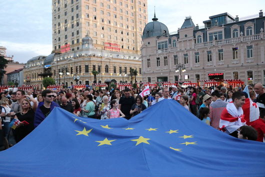 Десетки хиляди демонстранти излязоха по улиците в столицата на Грузия
