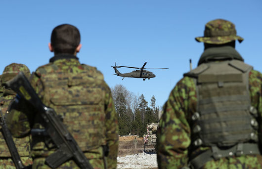 Руски военен хеликоптер наруши за кратко въздушното пространство на НАТО