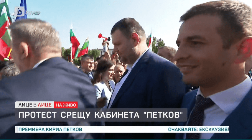 Делян Пеевски се появи на протеста срещу кабинета "Петков"